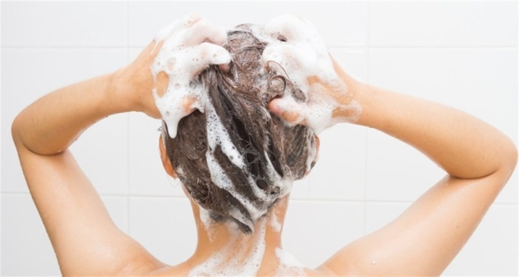 Aprende cada cuanto es saludable lavarte el cabello