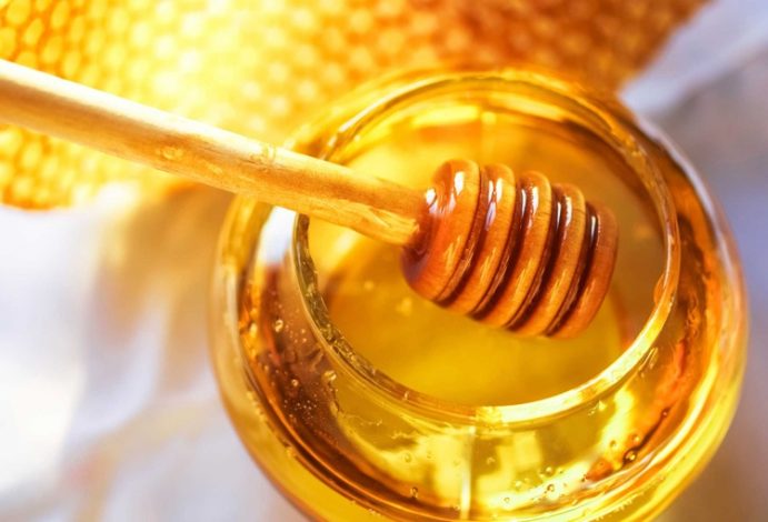 Los múltiples beneficios de la miel cruda